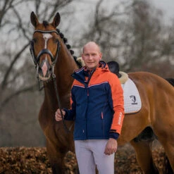 Jas KNHS Uni Donkerblauw-oranje -Stijlvolle Ruiter jas knhs uni donkerblauw oranje 1500x1500 180826