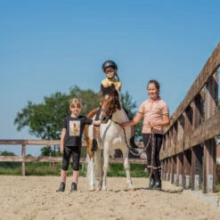 Shirt Red Horse Print Kids Zwart -Stijlvolle Ruiter shirt red horse print kids zwart 1500x1500 175299